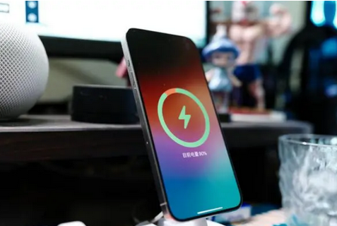 积玉口镇苹果15换屏服务分享用什么充电器给iPhone15充电更好 